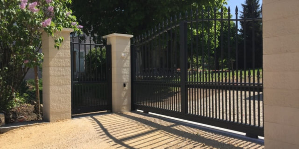 Pose d'un portail coulissant en aluminium style fer forgé La Tour Du Pin