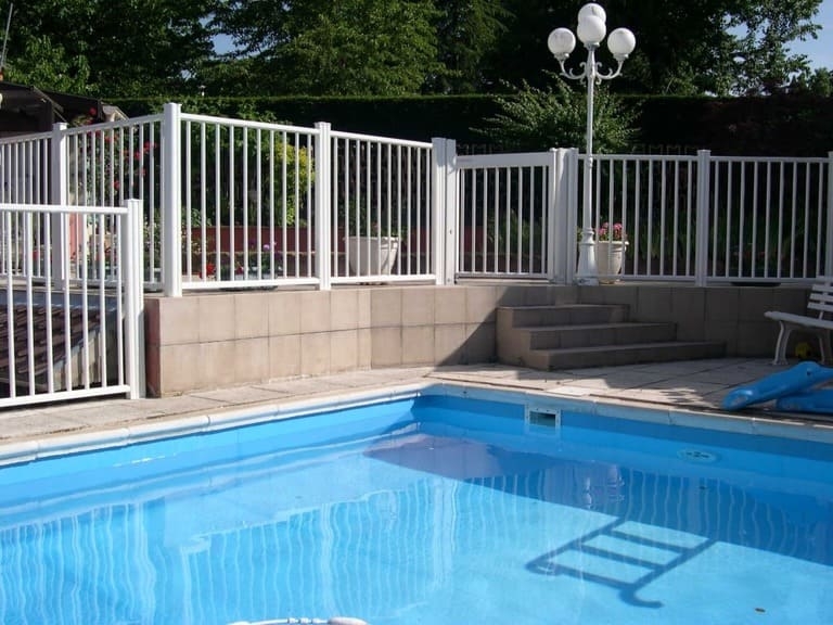 Barrière piscine aluminium Les Portaliers La Tour Du Pin