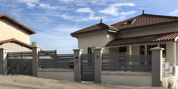 Pose d'un ensemble coordonné portillon, portail coulissant et clôture avec lames horizontales en aluminium La Tour Du Pin