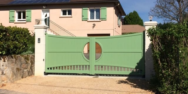 Installation d'un portail en aluminium battant avec hublot central en verre transparent, coloris vert amande. Modèle NAOS, Collection REVELATION Horizal