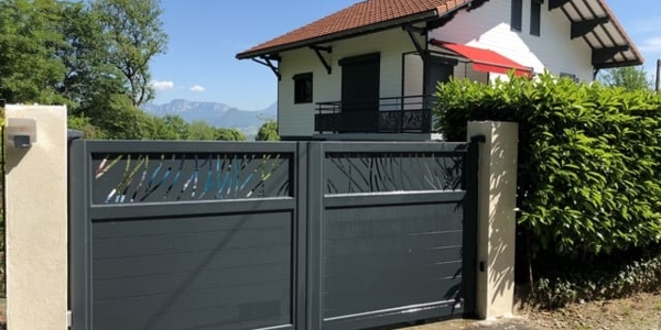 Installation d'un portail battant avec motif en découpe laser La Tour Du Pin