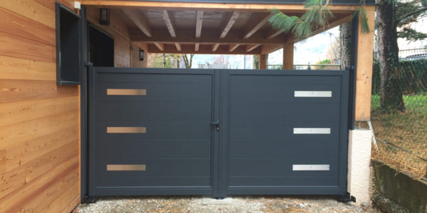 Pose d'un portail battant avec décors inox en finition inox brossé La Tour Du Pin